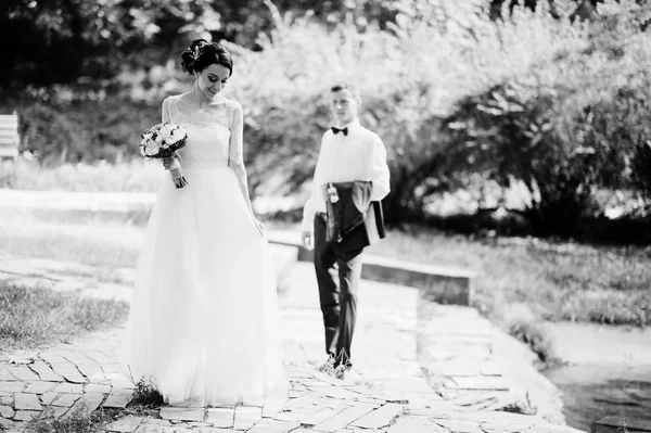 Güneşli Düğün Günü Parkta Yürüyen Genç Yeni Evliler Siyah Beyaz — Stok fotoğraf