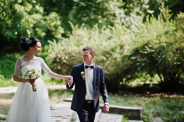 Jovens Recém Casados Caminhando Parque Seu Dia Ensolarado Casamento — Fotografia de Stock