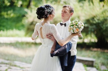 Açık havada dans parkta güzel düğün çifti.