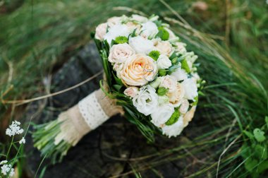 Yakın çekim fotoğraf düğün buket gül güdük üzerinde yapılmış.