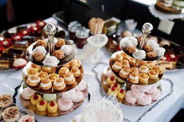 Yakın çekim fotoğraf üzerinde düğün büfesi lezzetli tatlılar.