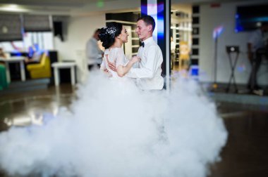 Romantik yeni evli çift ilk dansları Restoran yoğun duman ile performans.