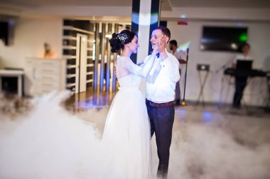 Romantik yeni evli çift ilk dansları Restoran yoğun duman ile performans.