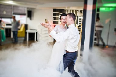 Romantik yeni evli çift ilk dansları Restoran yoğun duman ile performans.