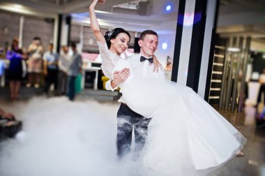 Romantik yeni evli çift ilk dansları Restoran yoğun duman ile performans.