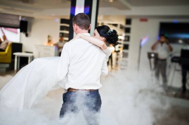 Romantik yeni evli çift ilk dansları Restoran yoğun duman ile performans.