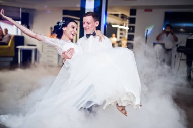 Romantik yeni evli çift ilk dansları Restoran yoğun duman ile performans.