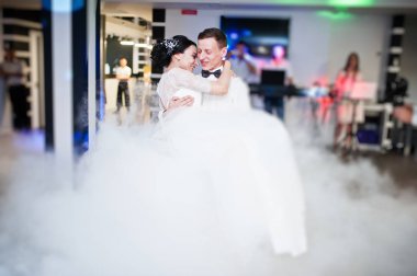 Romantik yeni evli çift ilk dansları Restoran yoğun duman ile performans.