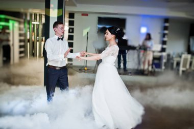 Romantik yeni evli çift ilk dansları Restoran yoğun duman ile performans.