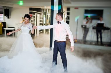 Romantik yeni evli çift ilk dansları Restoran yoğun duman ile performans.