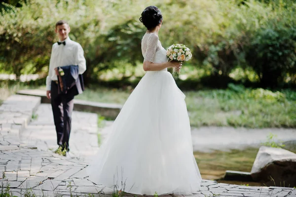 年轻的新婚夫妇在公园里散步 在他们晴朗的婚礼那天 — 图库照片