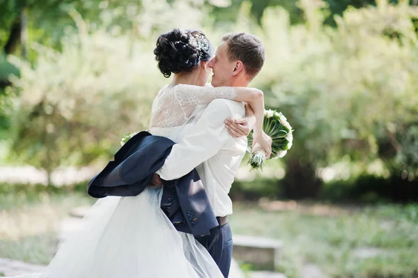 Vackra Bröllop Par Dans Utomhus Parken — Stockfoto