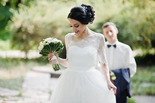 Jóvenes Recién Casados Caminando Parque Soleado Día Boda — Foto de Stock