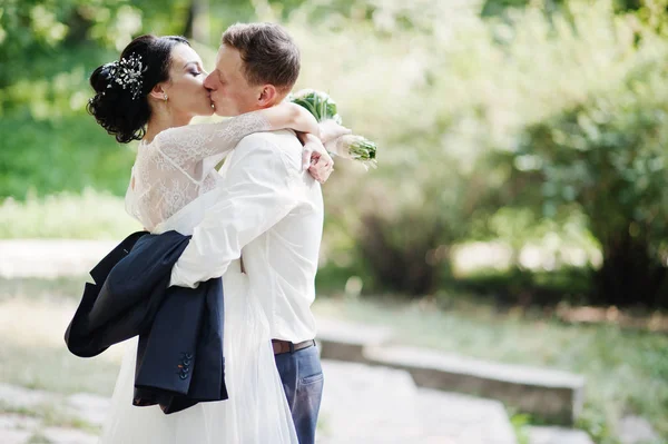 Foto Primer Plano Pareja Boda Besándose Parque —  Fotos de Stock