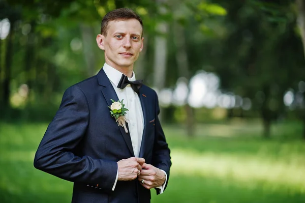 Portrait Beau Marié Posant Seul Dans Parc Jour Mariage — Photo