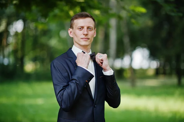 Portret Van Een Knappe Bruidegom Alleen Poseren Het Park Huwelijksdag — Stockfoto