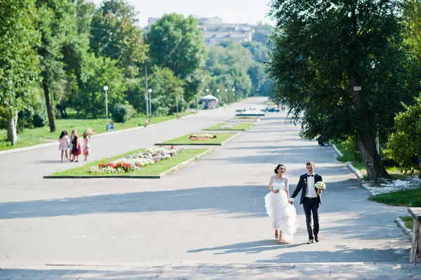 Attractive Young Wedding Couple Walking Park Thee Centre City — Stock Photo, Image