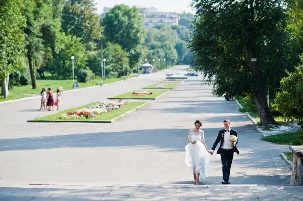 Attractive Young Wedding Couple Walking Park Thee Centre City — Stock Photo, Image