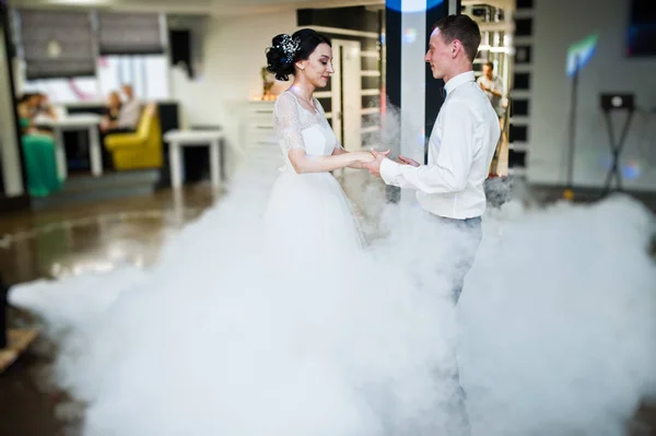 Casal Recém Casado Romântico Realizando Sua Primeira Dança Restaurante Com — Fotografia de Stock