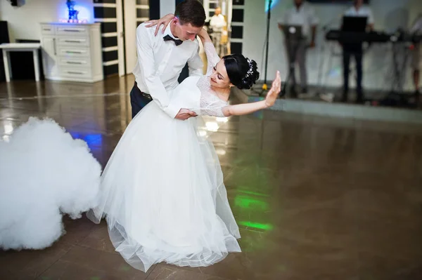 Casal Recém Casado Romântico Realizando Sua Primeira Dança Restaurante Com — Fotografia de Stock