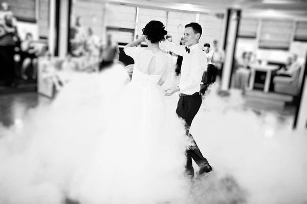 Casal Recém Casado Romântico Realizando Sua Primeira Dança Restaurante Com — Fotografia de Stock