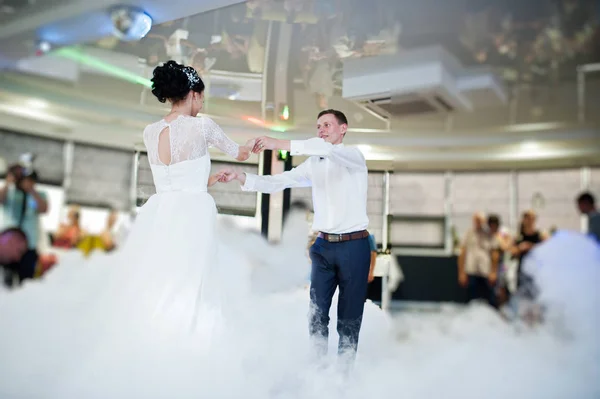 浪漫新婚夫妇表演他们的第一个舞蹈在餐厅与浓烟 — 图库照片