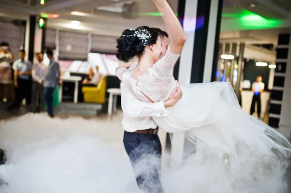 Romantyczny Świeżo Poślubiona Para Wykonywania Ich Pierwszy Taniec Restauracji Ciężkiego — Zdjęcie stockowe