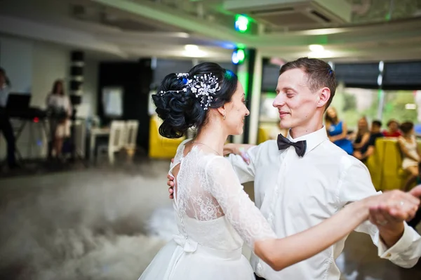 Romantisch Pas Getrouwd Paar Uitvoeren Van Hun Eerste Dans Het — Stockfoto