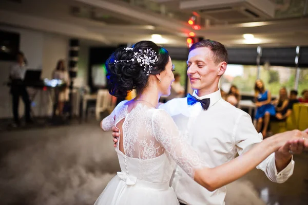 Casal Recém Casado Romântico Realizando Sua Primeira Dança Restaurante Com — Fotografia de Stock