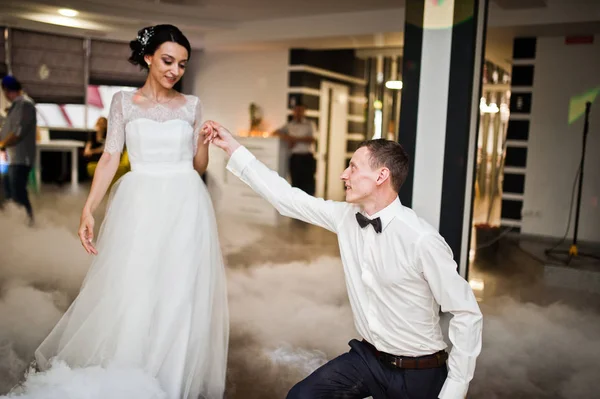 Casal Recém Casado Romântico Realizando Sua Primeira Dança Restaurante Com — Fotografia de Stock