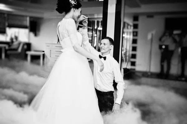 Casal Recém Casado Romântico Realizando Sua Primeira Dança Restaurante Foto — Fotografia de Stock