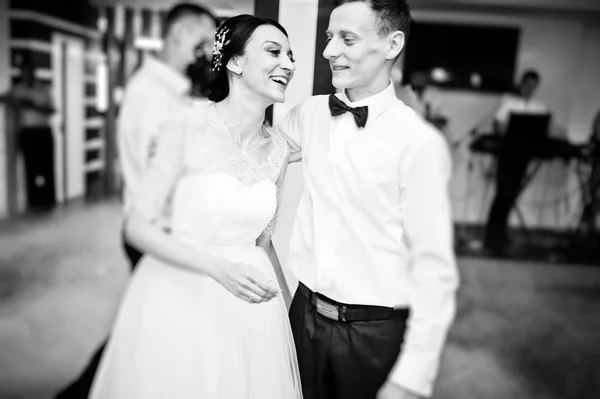 Casal Recém Casado Romântico Realizando Sua Primeira Dança Restaurante Foto — Fotografia de Stock