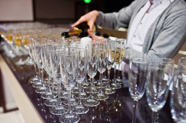 Barmen veya barmen alkol restoranda gözlük içine dökülen.