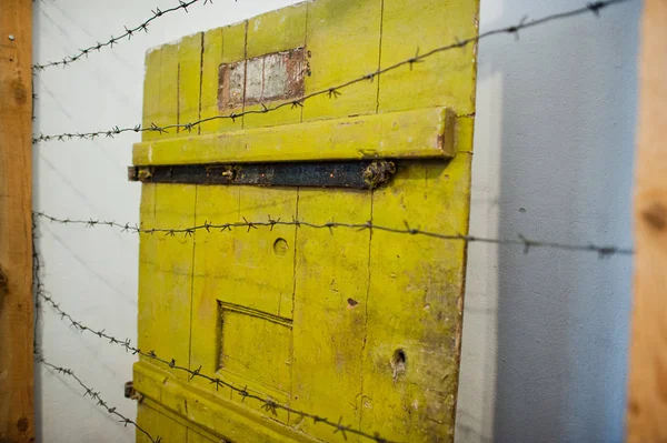 Желтые Тюремные Двери Колючей Проволокой — стоковое фото