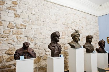 Zbarazh, Ukrayna - 24 Temmuz 2018: Ünlü tarihteki Ukraynalı kişi, Kazaklar müzede büstleri.
