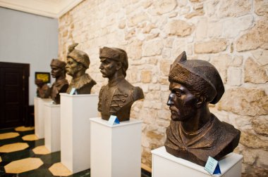 Zbarazh, Ukrayna - 24 Temmuz 2018: Ünlü tarihteki Ukraynalı kişi, Kazaklar müzede büstleri.