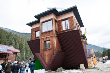 Bukovel, Ukrayna - 2 Nisan 2018: baş aşağı ev.