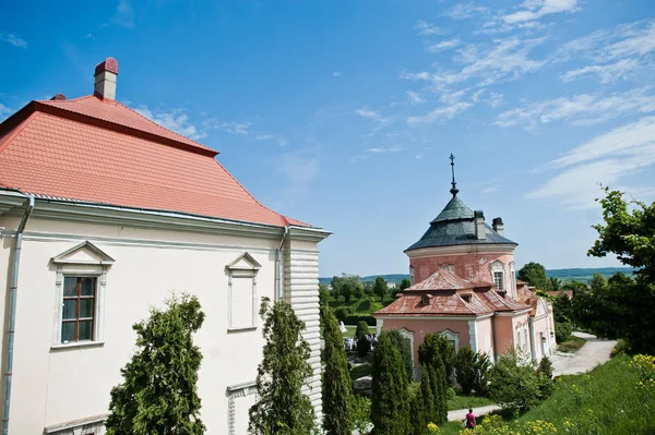 ゾーロチウ ウクライナ 2018 中世のピンクのお城や木々 に囲まれたマンション — ストック写真