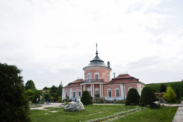 Zolochiv Ukraine Juillet 2018 Château Manoir Médiéval Rose Entouré Arbres — Photo