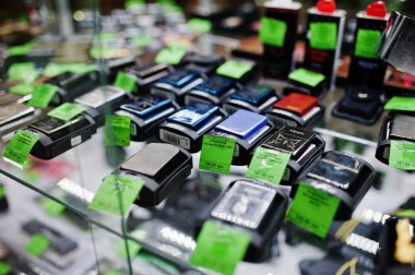 Hai, Ukrayna - 10 Temmuz 2018: Büyük çeşitli fiyatlarla onları dükkanda Zippo Çakmak.