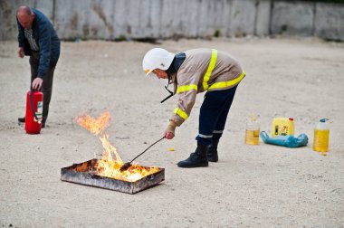 Hai, Ukrayna - 10 Temmuz 2018: Öğretici nasıl yangın güvenliği ver, yangın söndürmek için. İtfaiyeci yangın söndürücü elinde tut. Alev koruma. Eğitim yönergeleri gösterme.