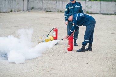 Hai, Ukrayna - 10 Temmuz 2018: Öğretici nasıl yangın güvenliği ver, yangın söndürmek için. İtfaiyeci yangın söndürücü elinde tut. Alev koruma. Eğitim yönergeleri gösterme.