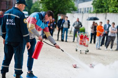 Hai, Ukrayna - 10 Temmuz 2018: Öğretici nasıl yangın güvenliği ver, yangın söndürmek için. İtfaiyeci yangın söndürücü elinde tut. Alev koruma. Eğitim yönergeleri gösterme.