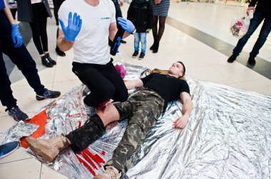 Hai, Ukrayna - 10 Temmuz 2018: Öğretici nasıl yaralı askerler için ilk tıbbi yardım vermek. Yaralı Diz.