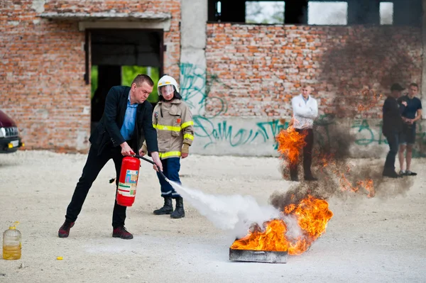 ウクライナ 2018 チュートリアル火災安全性を与える 火災を消火する方法 消防士は火災の消火器を手に保持します 炎から保護します 訓練の説明を表示します — ストック写真