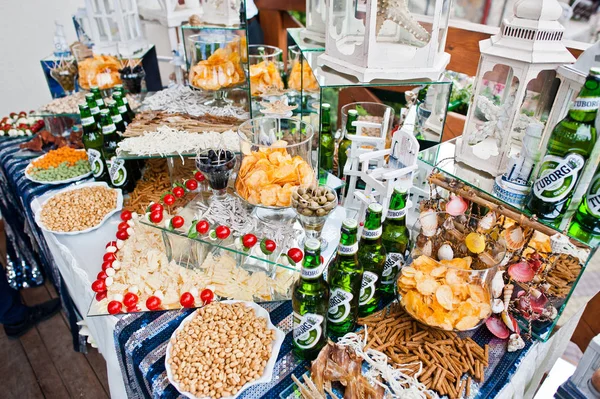 Hai Ucrania Julio 2018 Mesa Llena Aperitivos Frutas Bebidas Alcohólicas —  Fotos de Stock