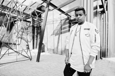 Şık hipster Arap adam adam sokakta açık poz verdi. Stil rap şarkıcısı. 