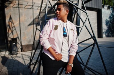 Şık hipster Arap adam adam sokakta açık poz verdi. Stil rap şarkıcısı. 