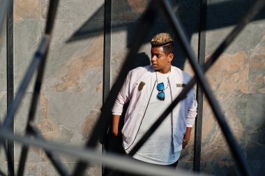 Şık hipster Arap adam adam sokakta açık poz verdi. Stil rap şarkıcısı. 