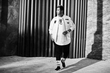 Şık hipster Arap adam adam sokakta açık poz verdi. Stil rap şarkıcısı. 